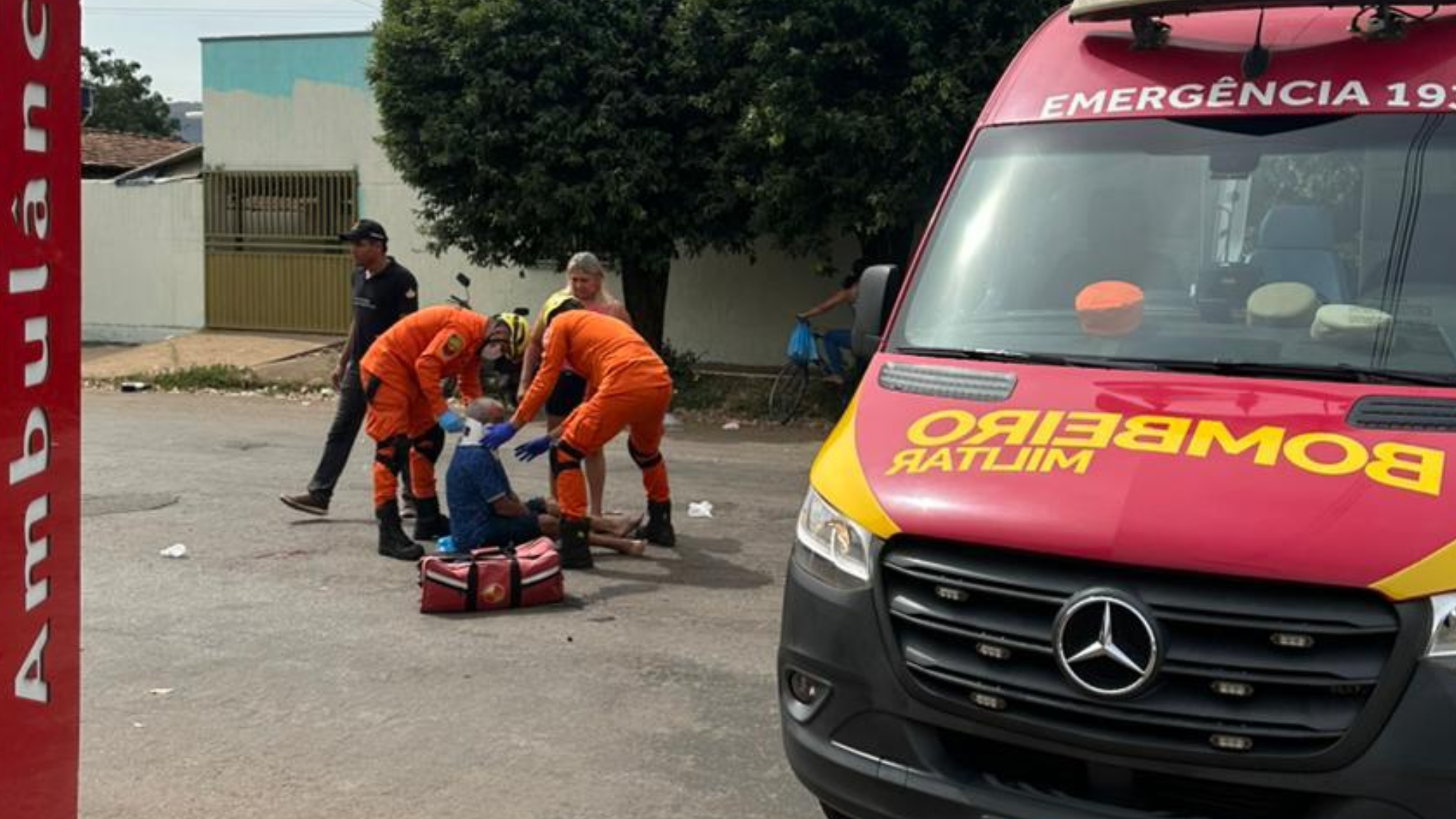 Bombeiros atendem vítima de acidente entre moto e bicicleta em Goianésia